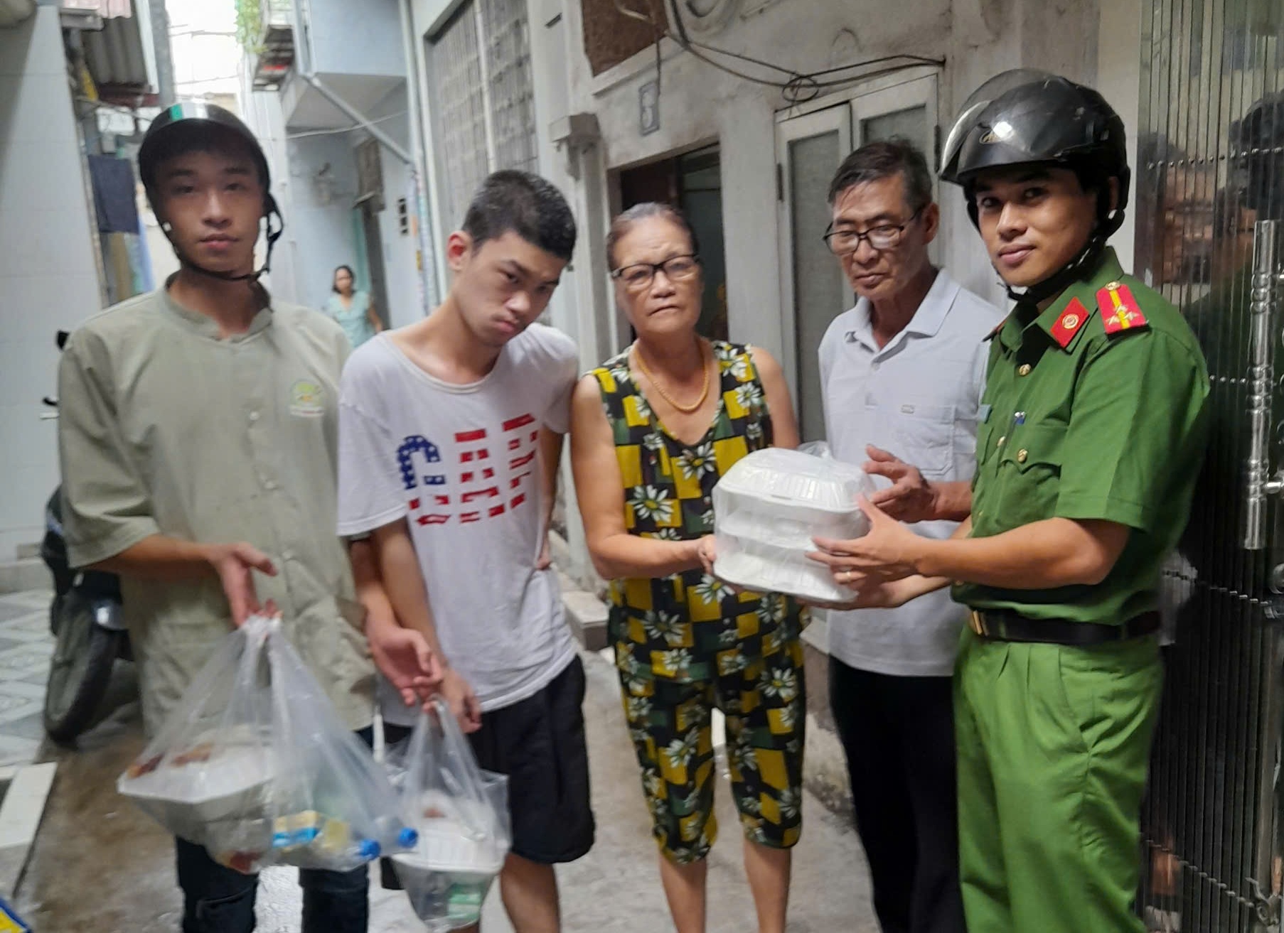 Công an  phường Dư Hàng Kênh (quận Lê Chân): Phối hợp tặng 1.500 suất cơm miễn phí giúp người dân gặp khó khăn sau cơn bão số 3